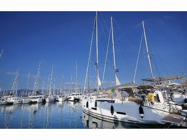 Dufour 390