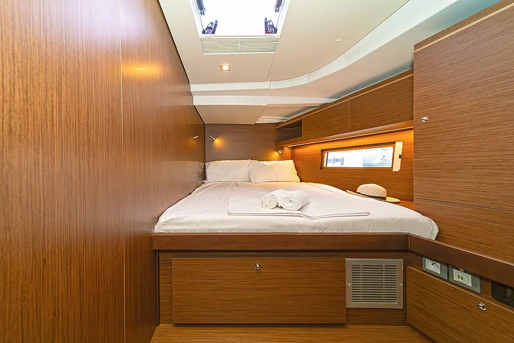 Oceanis 51.1 (5+1 cab) A/C & GEN - 